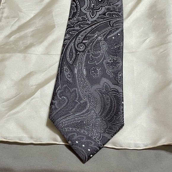 Geoffrey Beene Other - Geoffrey Beene 100% Silk Tie Gray and White Paisley